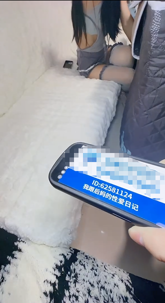 我跟后妈的性爱日记 - 沙发上的灰色JK 看着白虎穴让美腿足交 插入小穴马上出白浆 裹满阴茎太淫荡了