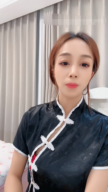 气质美艳少妇【水多叫的响】 口活一流电脑桌下用力口交