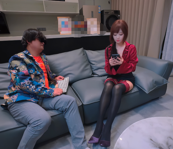 强上在外偷情的风骚妹妹 露露