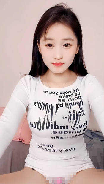 清纯美乳甜妹【只只吖】下海福利，跳蛋抠逼自慰一字马相当迷人【4v】