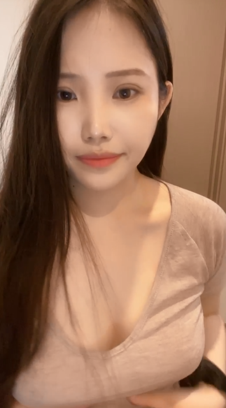 G奶美女【月亮北北】脸穴同框道具自慰喷水，无毛饱满的私密处太诱惑了