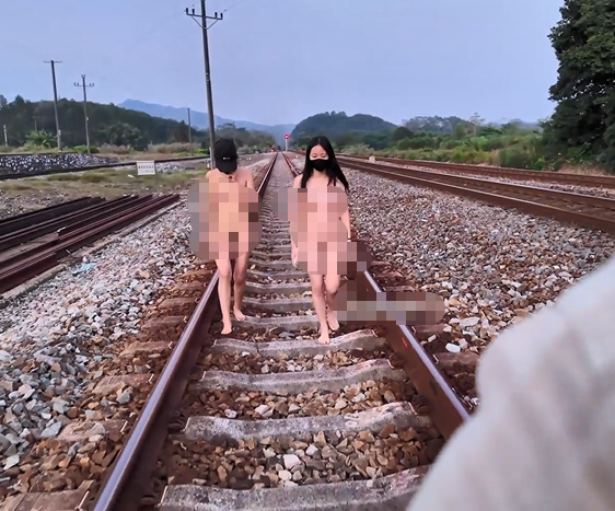 【cikaimoonLiWaynix】，双人全裸户外，非常有艺术感，稻田小溪，高山乡村，吓坏了好几个打牌的老头