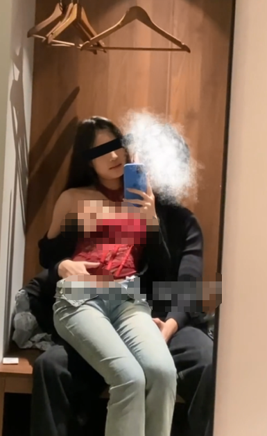 无套内射红丝情趣嫩妹！新认识的极品妹妹，颜值在线，身材特别好，非常反差，妹子真的太骚了，非常主动