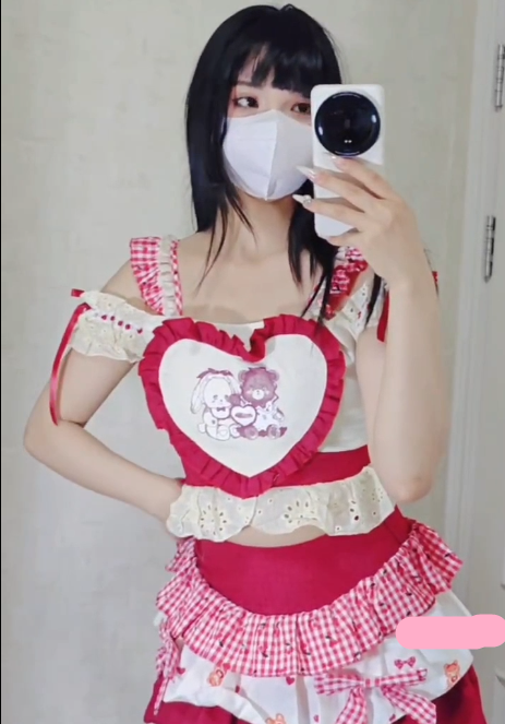 喵酱 红白蕾丝心形女仆制服套装，百褶裙，对镜自拍，大屁股展示，抬起腿，美甲掰开骚逼，和大奶一起诱惑你！1V218M百度盘