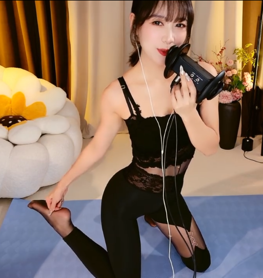 圈圈 深度冥想＋舒缓瑜伽+贴耳亲吻吹气妻子的深夜温柔告白 2V447M百度盘
