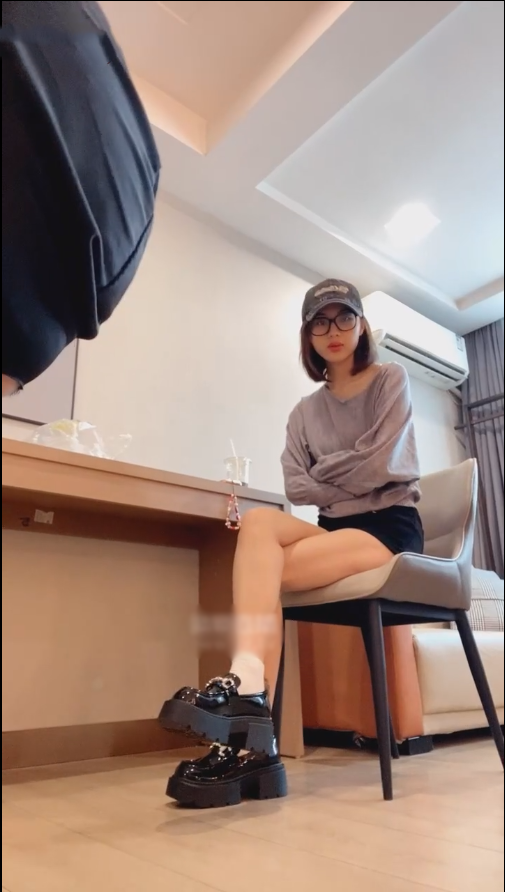 玩物直播怡宝s-251207 素颜美女脚下奴迷人白袜小皮鞋【1V】【432MB百度云】