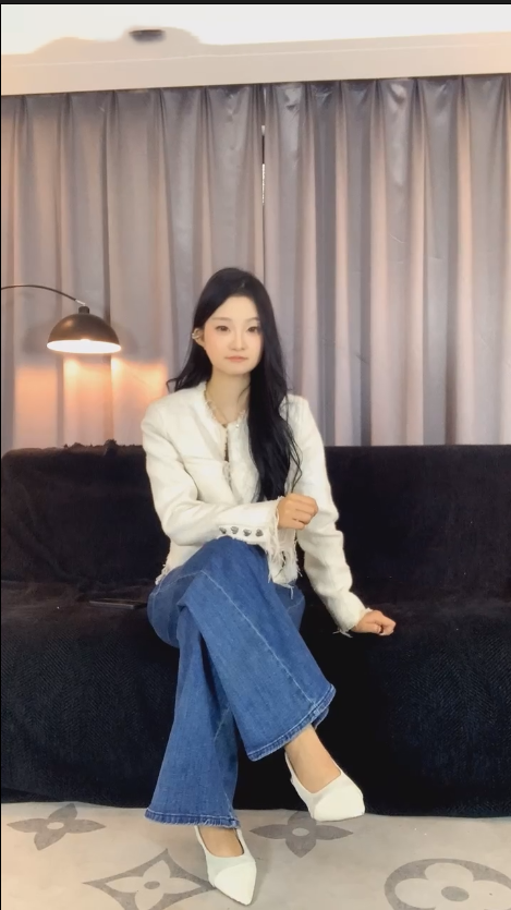 玩物直播女生也能很暴力-251211 170模特裸足高跟鞋很有s潜质【1V】【422MB百度云】