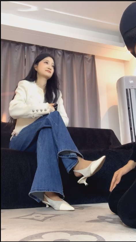 玩物直播女生也能很暴力-251211 170模特裸足高跟鞋很有s潜质【1V】【422MB百度云】