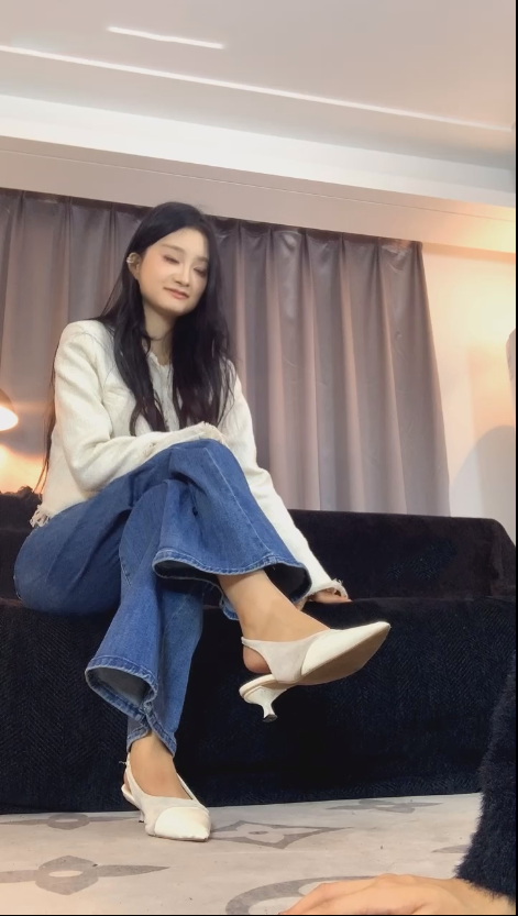 玩物直播女生也能很暴力-251211 170模特裸足高跟鞋很有s潜质【1V】【422MB百度云】