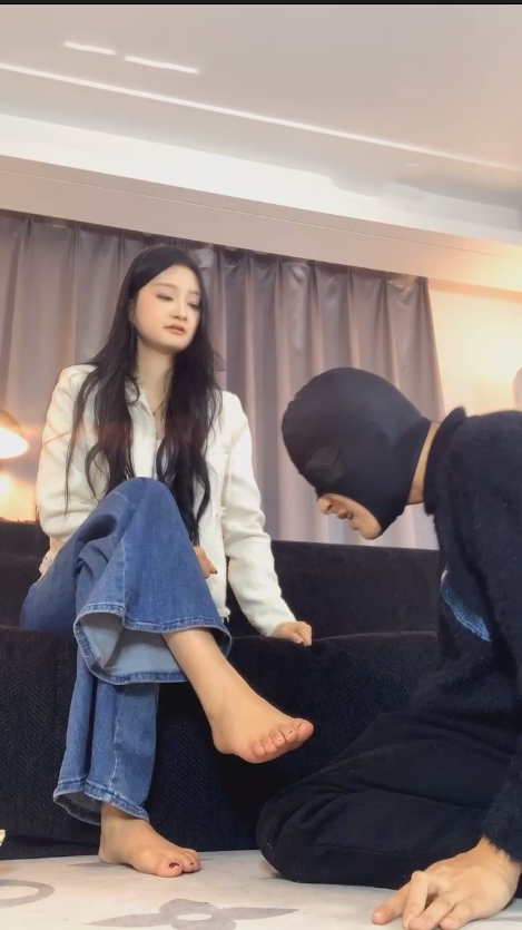玩物直播女生也能很暴力-251211 170模特裸足高跟鞋很有s潜质【1V】【422MB百度云】