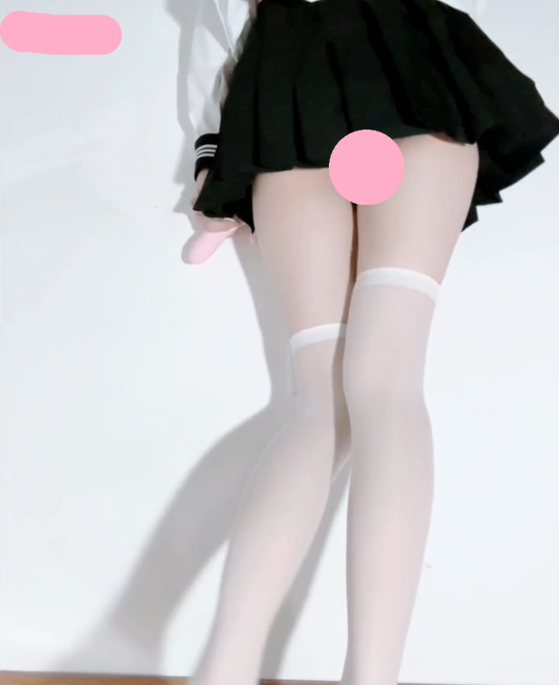 顶级身材反差女大学生 门槛资源 白丝过膝袜 蓝色领带 水手服双马尾，蹲着捏奶扣逼 撩起百褶裙展示一线天小穴！2V 305M百度盘