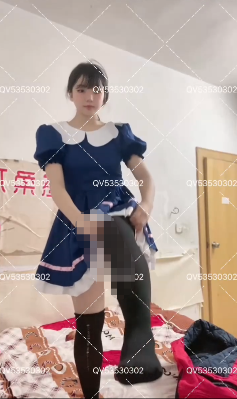 极品高颜值幼态娃娃脸富哥定制投稿各种衣服自慰合集【15v 1.58GB】
