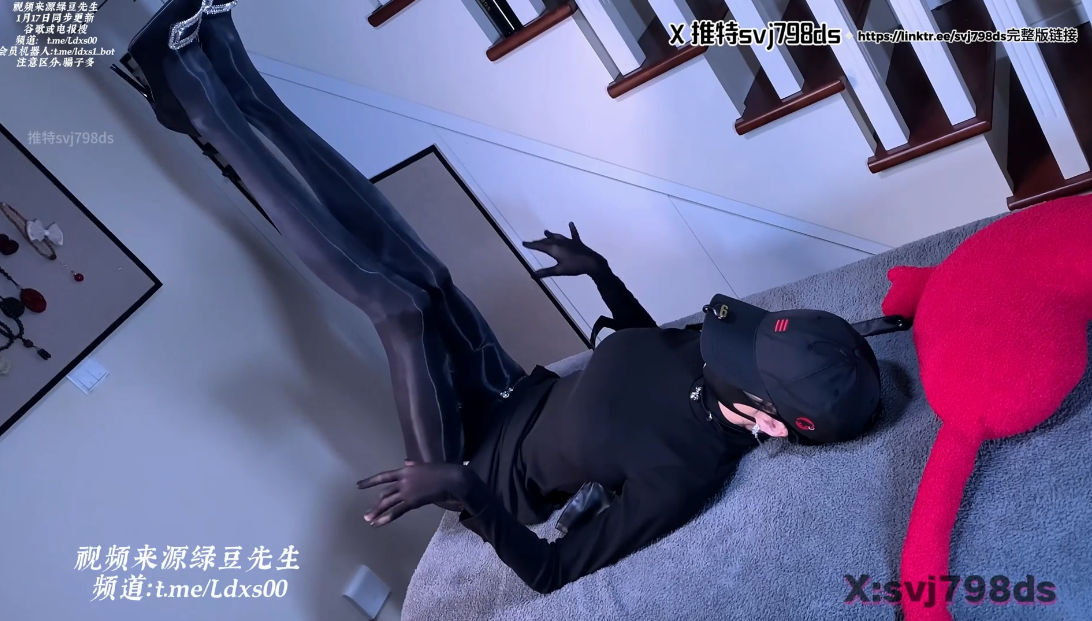 177大长腿反差母狗【svj798ds】1.17号厚黑丝长腿交叉缠绕男生,丝袜包裹的腿线完美弧度,黑丝在灯光下闪耀…男生从后死死扣住,双手滑过大腿内侧,湿热摩擦的节奏越来越猛,打桩式的站起来蹬 【1V 506MB】