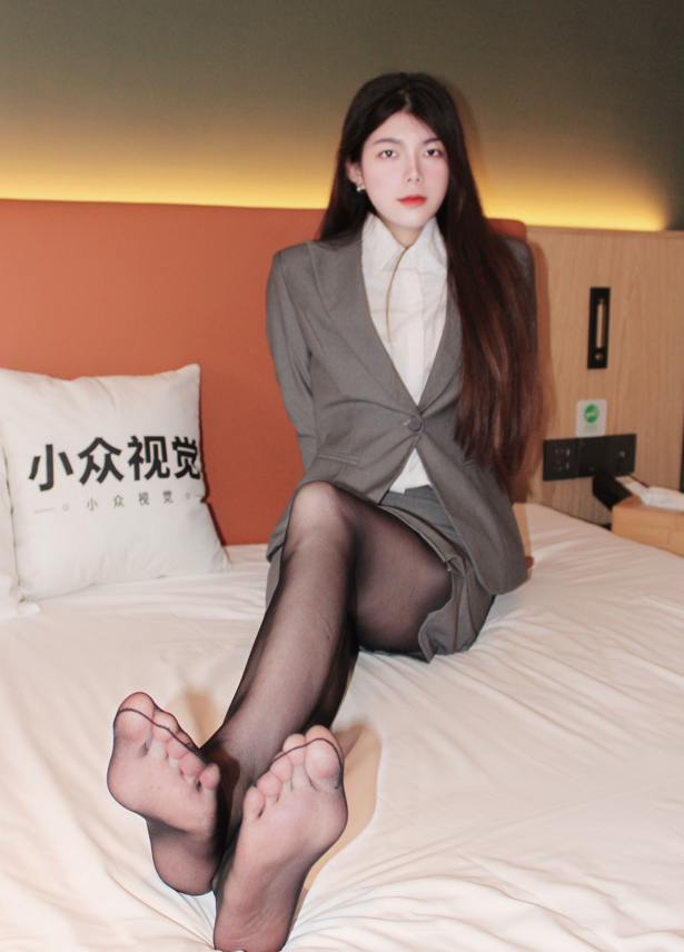 小众视觉 - 雪糕 - OL制服包臀裙黑丝裸足 【113P1V0.9G】