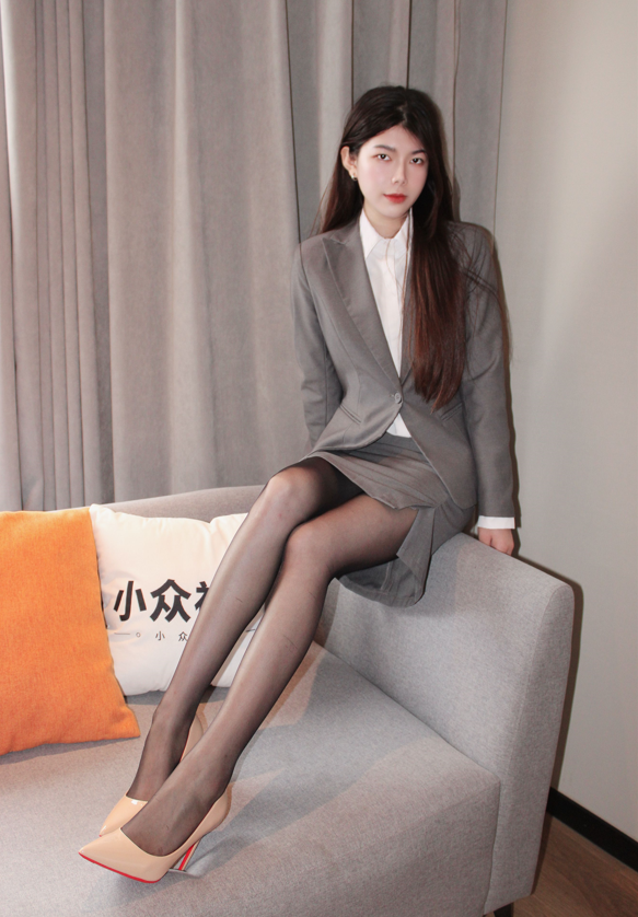 小众视觉 - 雪糕 - OL制服包臀裙黑丝裸足 【113P1V0.9G】