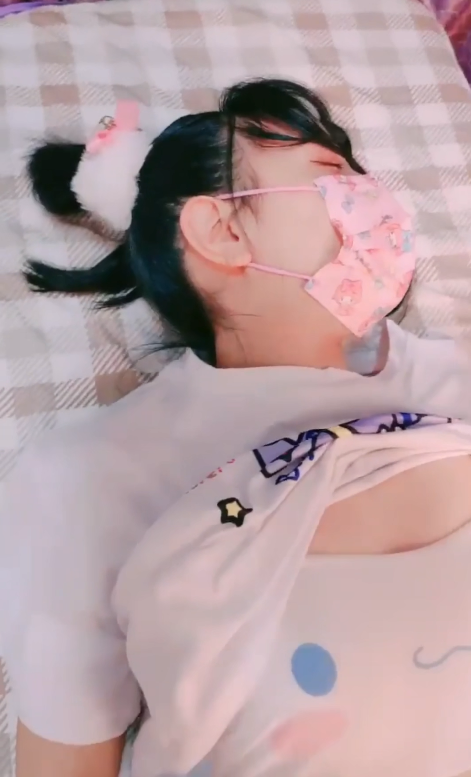 极品合法卡哇伊小萝莉，白虎嫩穴轻轻一操就哼唧【1.02g】
