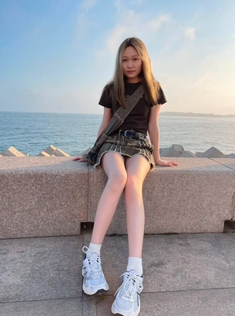 金发眉钉潮妹表里不一，私下极度小母狗，啪啪调教制服足交颜射，玩的花花【276m】