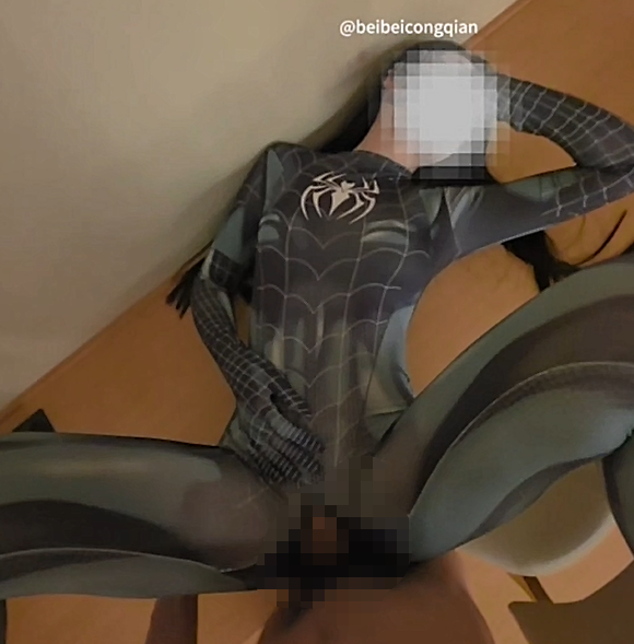#贝贝 2.3号 穿上蜘蛛服化身淫乱的蜘蛛女侠，被两位男人互相车轮抽插