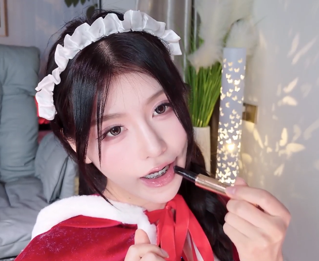 女神【Kiki-2025】圣诞装丝袜诱惑2v