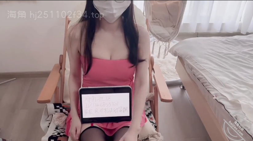 海角性感尤物『风吹乳动奶罩飘』萝莉人妻红色抹胸吊带黑丝，一对大奶呼之欲出