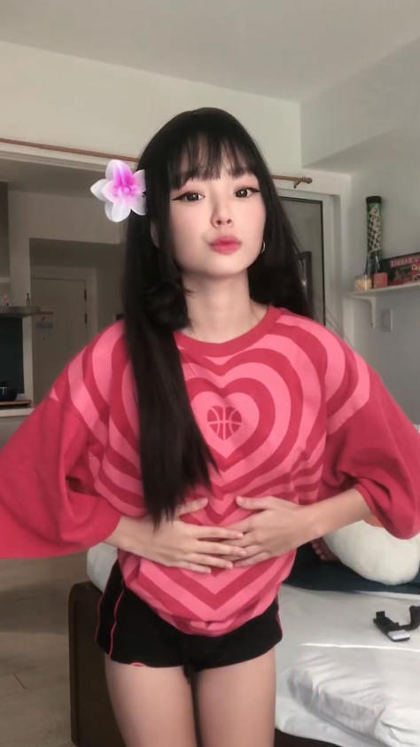 可欲可甜身材娇小美眉露脸与男友做爱自拍，主打就是青春嫩嫩的