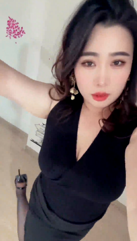 最新抖音泄密！风韵十足巨乳少妇【鍂鑫鑫】情趣内衣黑丝高跟自慰喷水啪啪29v