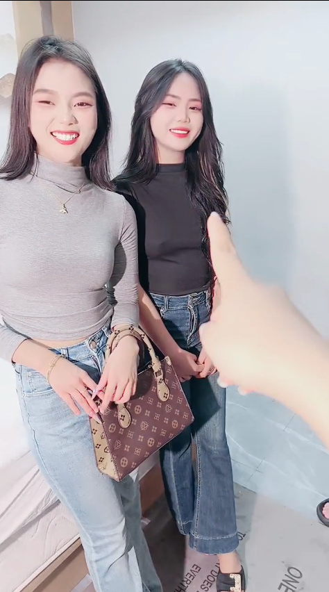 这么大的乳房 全身肌肤雪白诱人 逼毛稀疏 粉嫩逼逼 完美身材 无敌了 无套啪啪口交6v