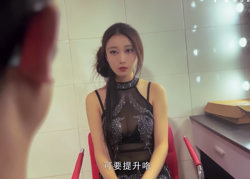 露露 白虎小模遭摄影套路4K
