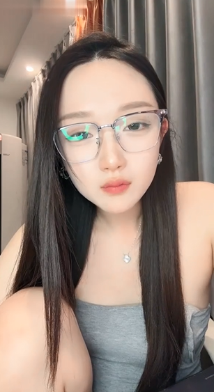 【萝莉叭嗦】眼镜颜值嫩妹，跳蛋自慰好骚4v