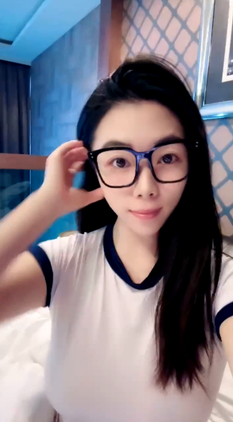 【少妇表妹】眼镜人妻道具插穴