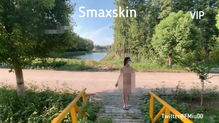 推特户外露出女神，【Smaxskin】，七号公路雨夜漫步，每一次都是紧张刺激至极【2v】