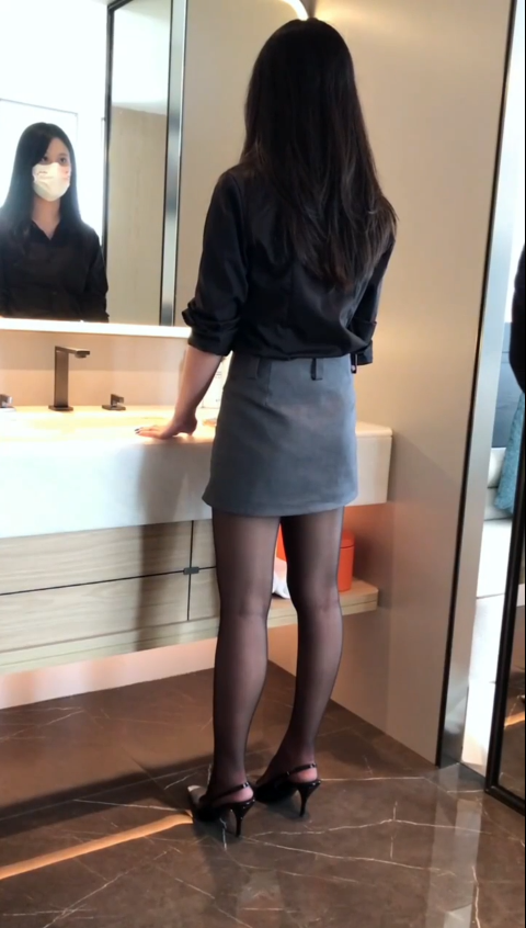 足拍大神【东坡先生】素人大学生学妹，足交，有对白，黑丝美腿，一开始还有些拘谨放不开【21v】