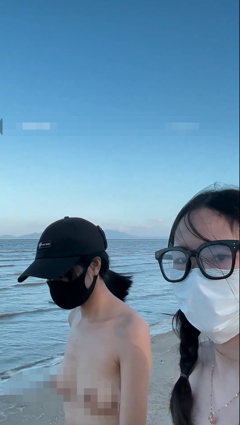 人气露出女神【cikaimoon】阳光沙滩大海，姐妹俩脱光光，闲庭信步于美景之中