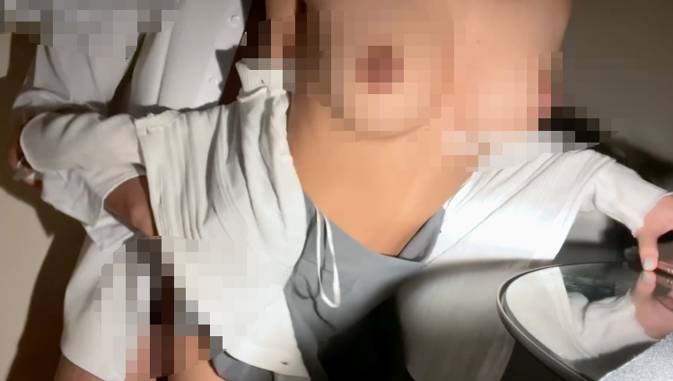 小情侣日常啪啪，性感的白丝制服，张开她的大腿，露出粉嫩的美鲍，阴唇充血肿胀，入口一张一合最，后精液射在了她的肚子上面