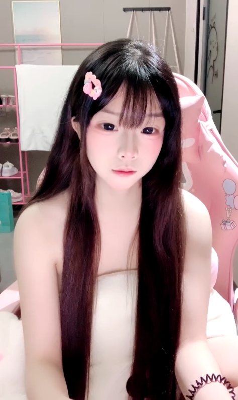 清纯嫩妹【呆呆萝】白虎嫩穴自慰尿尿【2v】