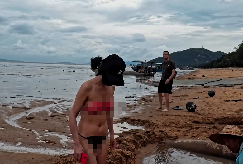 人气露出女神，【cikaimoon】，海边露营散步，油彩比基尼，海浪拍打裸体嬉戏，美景佳人堪比大片