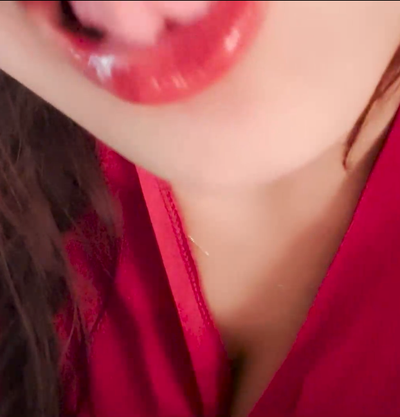 小春助眠 涂唇釉 口腔 舔屏1V149M百度盘