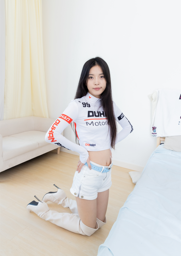 物恋传媒 茯苓 白色紧身服超短裤 白色过膝长靴 【184P1V4.61G】