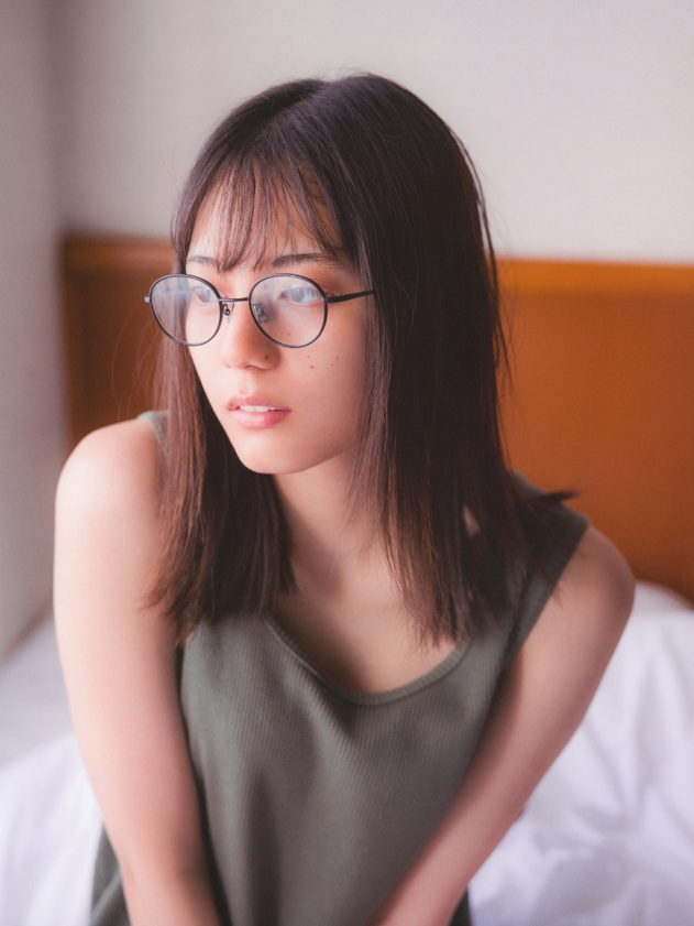 日向坂46 小坂菜緒 1st写真集「君は誰」【132P1.53G】