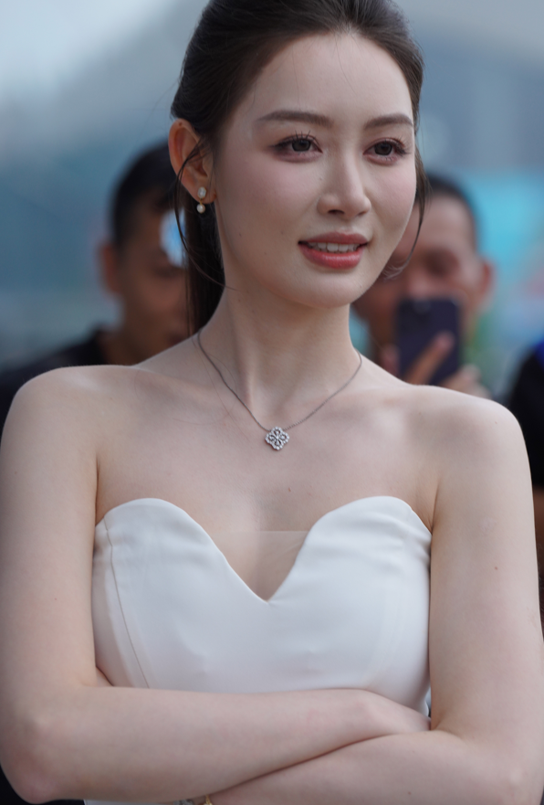 网红模特 - 敏敏 白色抹胸连衣短裙 【148P470M】