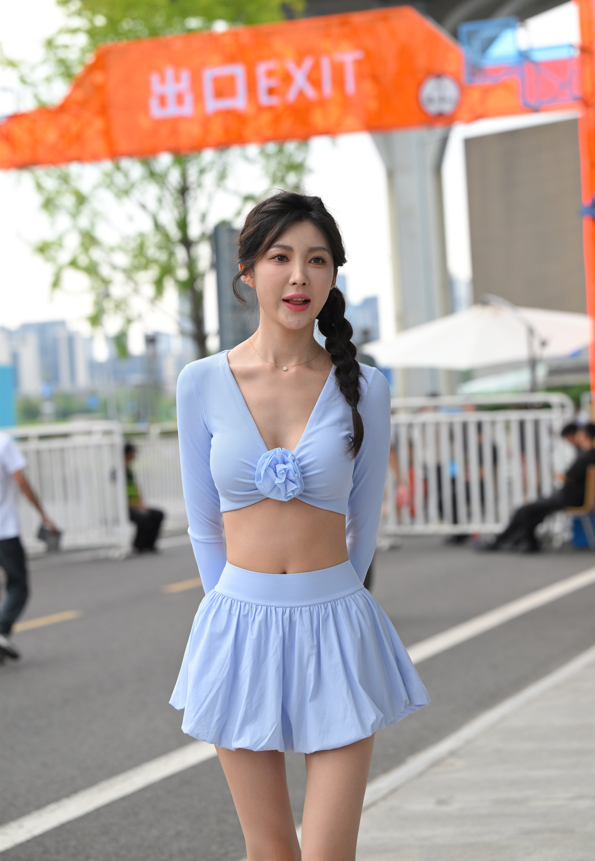 网红模特 - 小雪花 天蓝色裹胸上衣短裙 【124P310M】