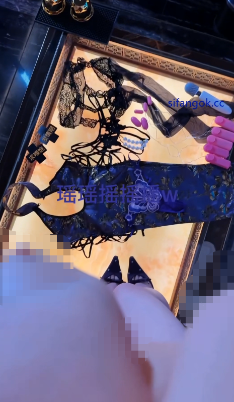 微博大奶【小王同学  摇摇摇摇摇w】 黑丝旗袍 情趣丁字裤 肥臀巨乳 骚穴自慰 高潮喷水【1V 2.59GB】