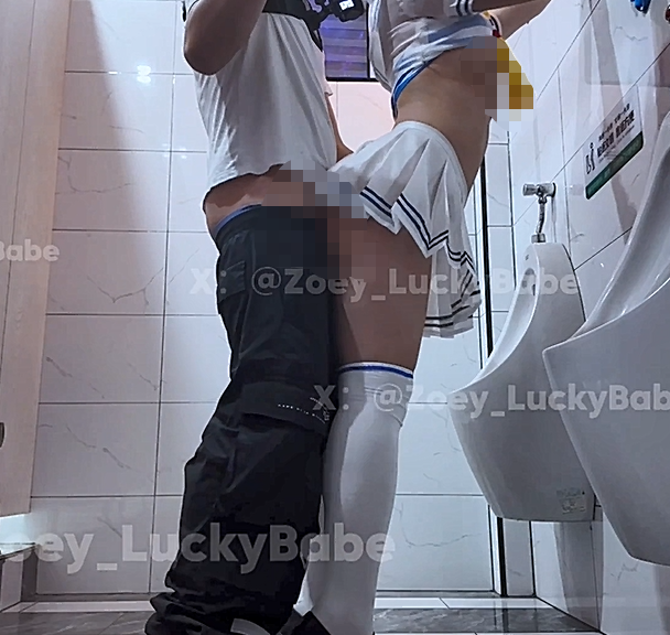 小黄帝Zoey_1月最新福利与粉丝男厕露出扶墙后入啪啪操的太激烈了以前上传过与金主地下停车场露出啪啪
