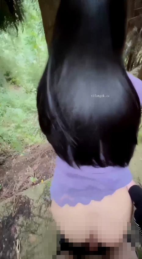我的淫荡继母-周末带着继母去山里我掀起她的性感蕾丝【983m】