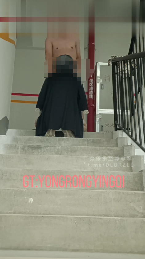 巨炮男友搭配天然痉挛体质舞蹈老师「希努尔」楼梯口啪啪，生怕有人路过