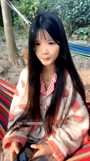 农村07小美女，回老家线上约炮，【水嫩宝宝】，甜妹儿一个，奶子小了点，颜值高嘴巴甜，酒店开房被狂草！