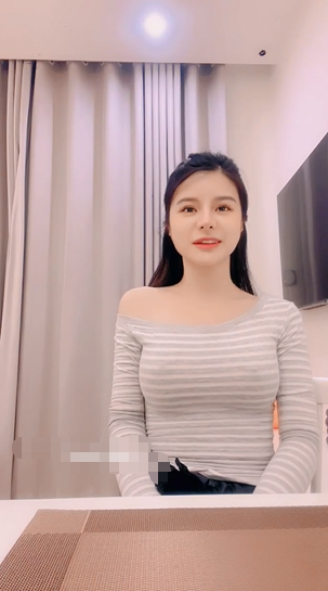 超漂亮~【很哇塞的小玲】，肤白貌美，极品桃子奶，粉穴无套被男友插了几下就射了！