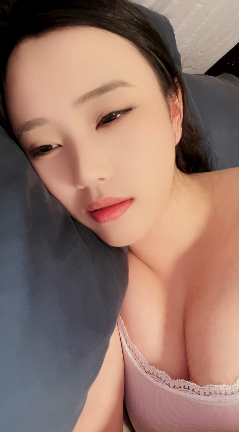 巨乳空姐 酸奶口鸡 粉嫩逼逼 逼毛超性感 跳蛋道具自慰 无套啪啪 颜射2v