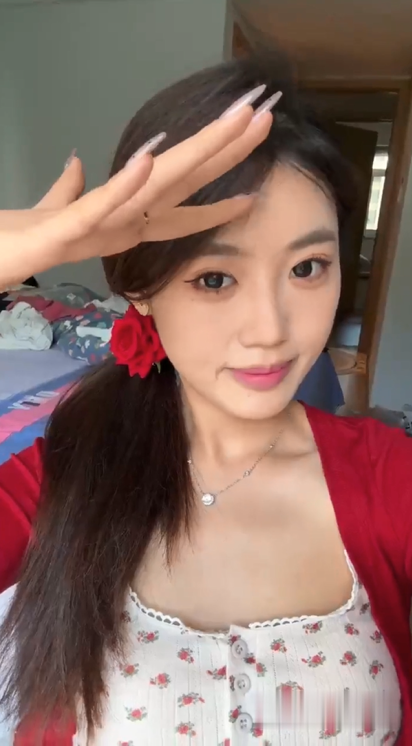 拜金露脸反差女大学生酒店约炮金主，剃光阴毛干起来才爽，啪啪啪阿黑颜伸舌头
