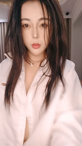 颜值嫩妹 极品少毛一线天 开穴自慰
